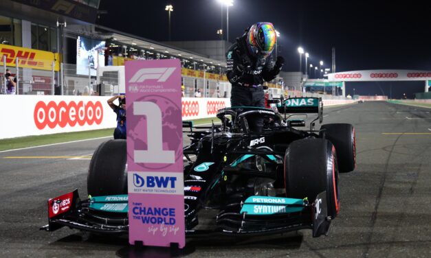 GP Qatar – Qualifiche: Super Lewis Hamilton in pole, Verstappen becca bandiera