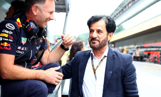 FIA tratta con Red Bull e vieta la nuova ala anteriore a Mercedes