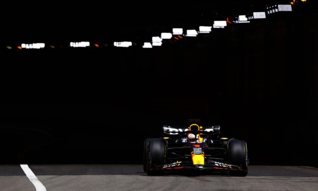 FP2 Monaco: Sainz a muro, Verstappen primo, ma Ferrari e Aston ci sono